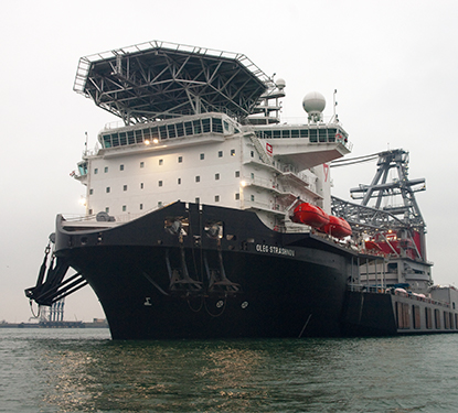 Heavy lifting crane vessel